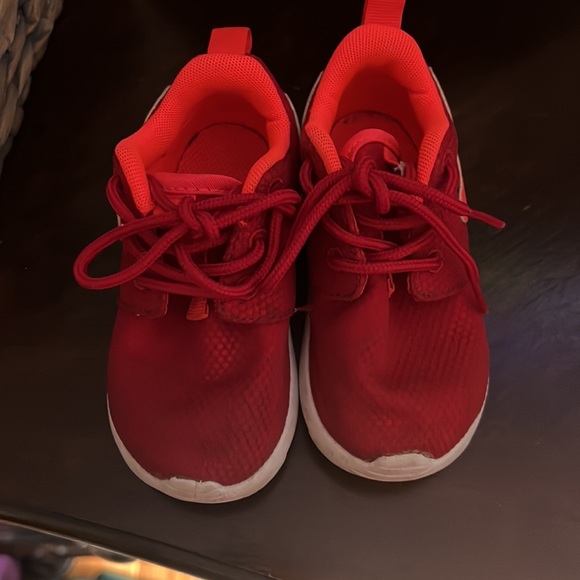Nike Youth Roshe One (Gym Red/Bright
Crimson/White) (6c) - Picture 2 of 4